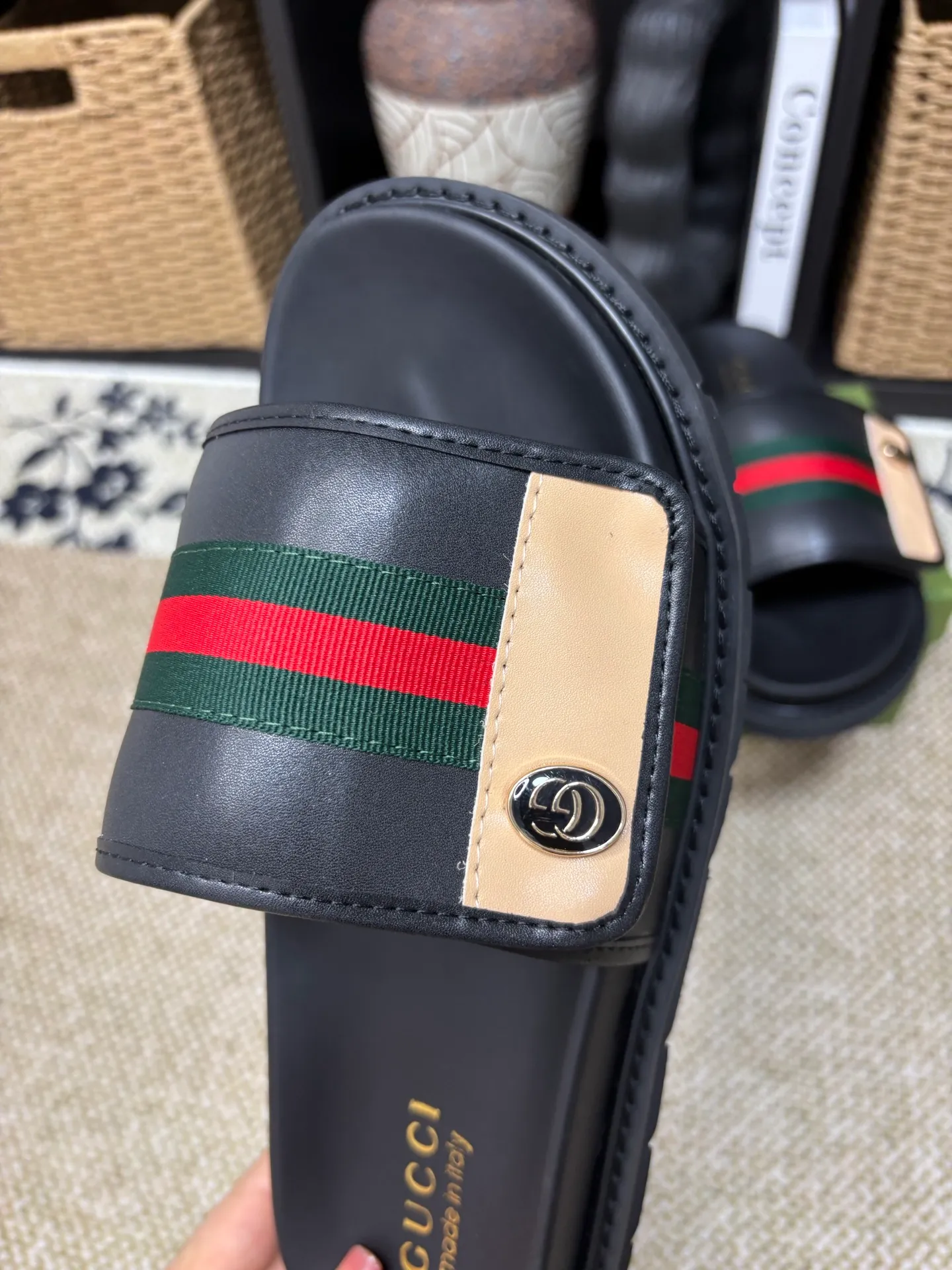 Factory 💰 300 yuan Gucci slippers] high-end men's shoes brand official website 1:1 latest masterpiece: original mold customization, the fabric is made of imported original materials, upgraded outsole, lighter and non-slip. The market's top quality, simple yet tasteful, a must-have for fashionistas, fashionable at your feet, full of confidence, the same style at the counter 👍The season of summer slippers is here. Code: 38-45 (45 customized)